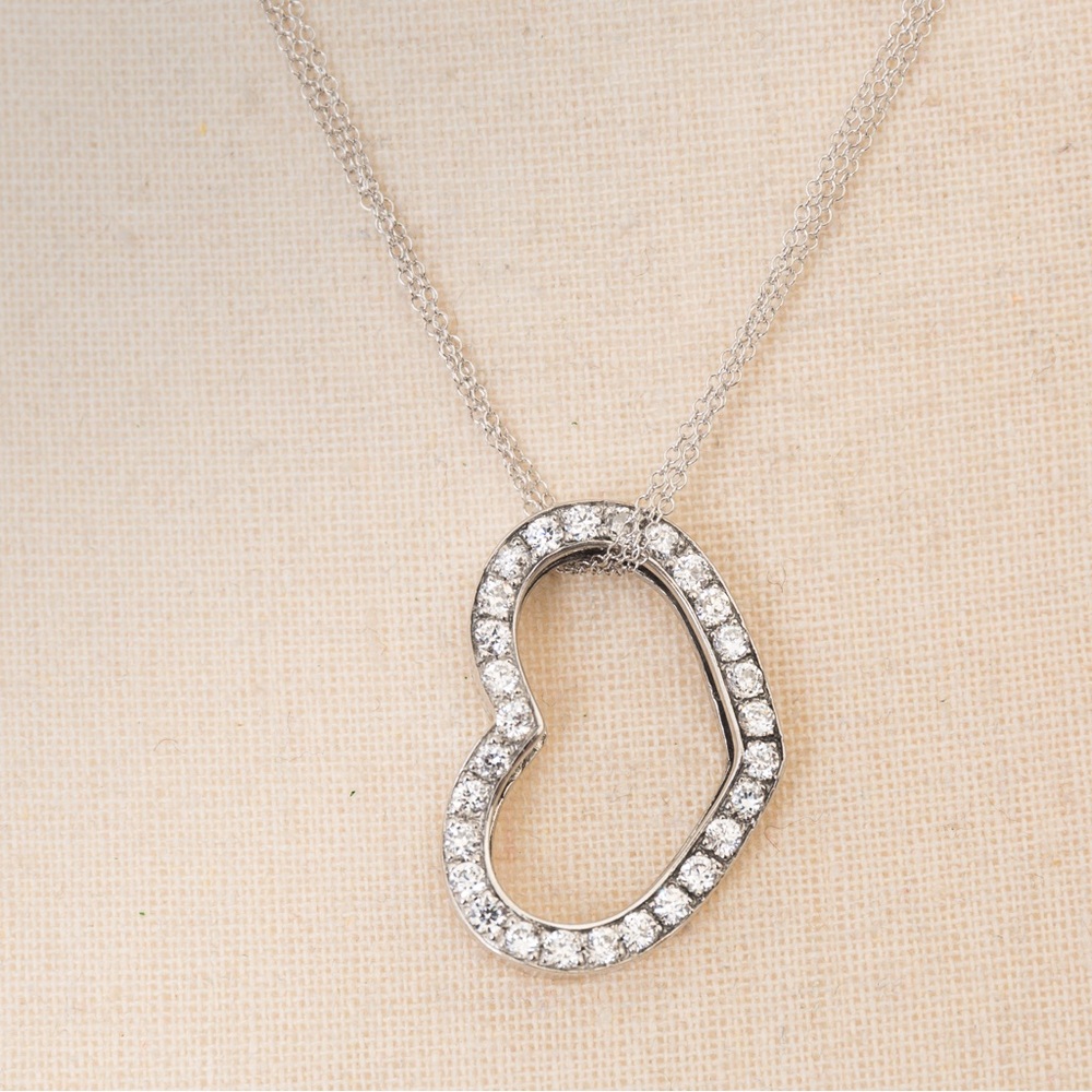 Elegant pendant choker with dainty chain & crystal faux diamond heart pendant